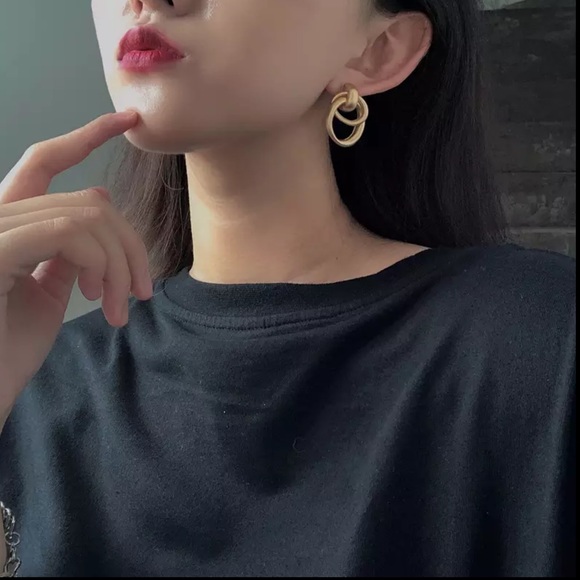 The Kaia - Layered Gold Hoops - Picture 6 of 6